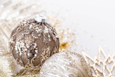 Noel kompozisyonu. Beyaz arka plandaki dekorasyonlar. Noel, kış, yeni yıl konsepti. Düz konum, üst görünüm, kopyalama alanı