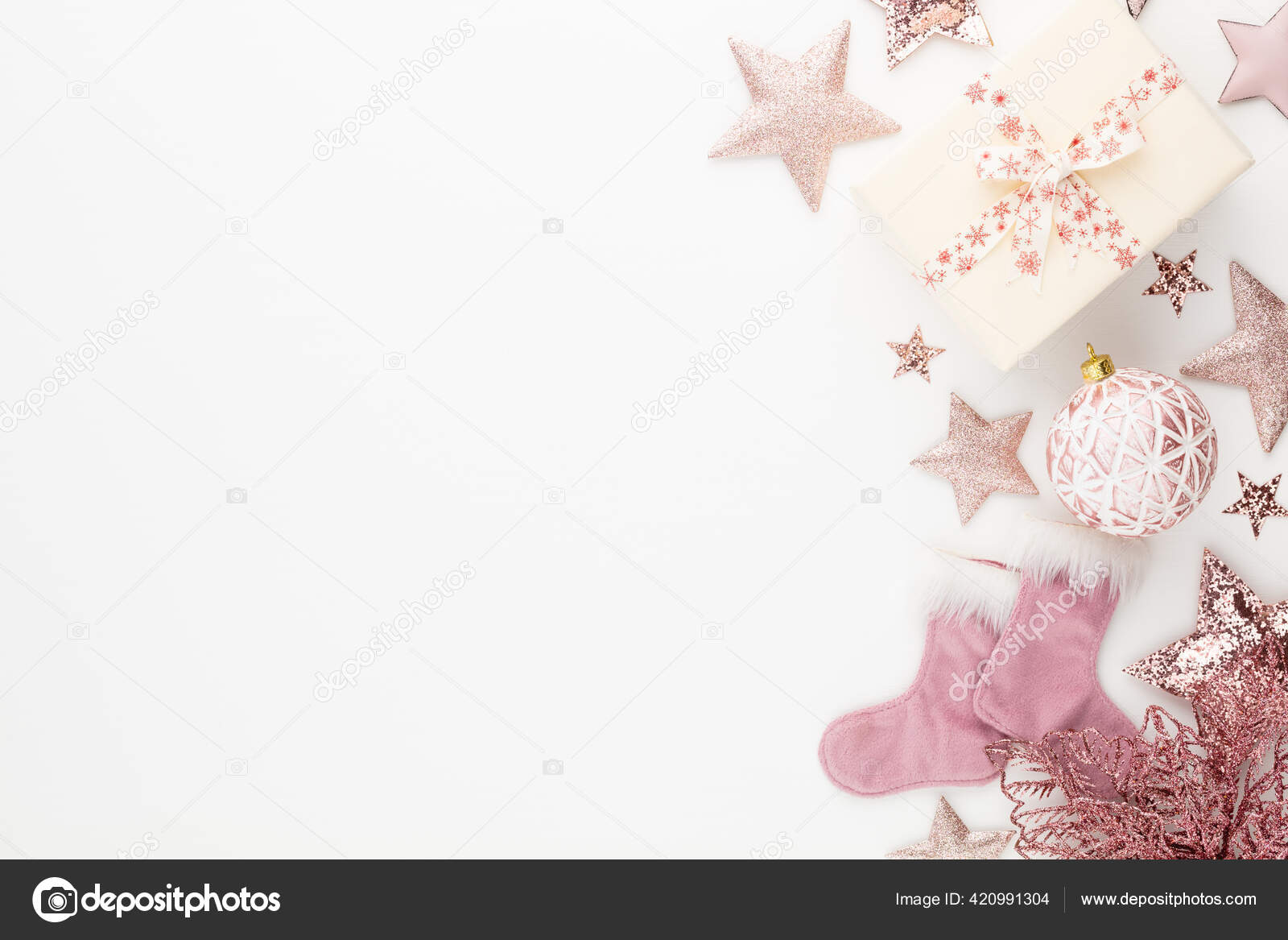 ピンク色のクリスマスミニマルでシンプルな構成 クリスマススター 白い背景の装飾 フラットレイアウト コピースペース付きのトップビュー ストック写真 C Gitusik