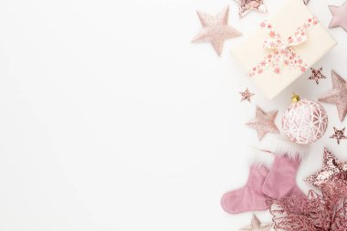 Noel minimalist ve pembe renkte basit bir kompozisyon. Noel yıldızı, beyaz arka planda süslemeler. Düz konum, kopyalama alanı olan üst görünüm