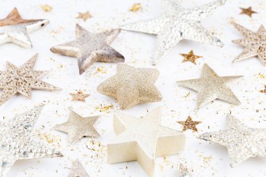 Noel kompozisyonu. Beyaz arka plandaki dekorasyonlar. Noel, kış, yeni yıl konsepti. Düz konum, üst görünüm, kopyalama alanı