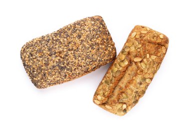 Beyaz arka planda çavdar ekmeği..