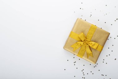 Noel afişi. Arka plan Xmas tasarımı, gerçekçi hediye kutuları ve parıltılı konfetilerle. Yatay Noel posteri, tebrik kartları.