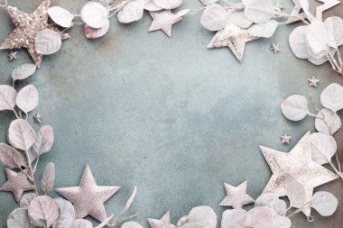 Yeni yıl kutlaması ve Noel arkaplanı okaliptüs ve Noel yıldızı süslemeleri..