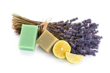 Lavanta ve turuncu doğal kozmetik ürünleri, beyaz arka planda ev yapımı spa için limon..