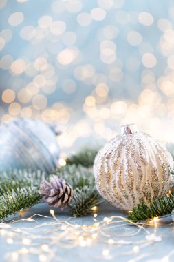 Toplu Noel ladini ve bulanık parlak ışıklar.