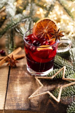 Noel şarabı ve baharatlar ahşap bir kırsal masada..