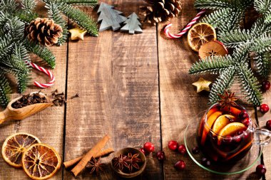 Noel şarabı ve baharatlar ahşap bir kırsal masada..