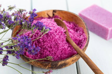 Doğal deniz tuzlu spa seti. Salon tedavisi daveti için spa konsepti veya şablonu. 