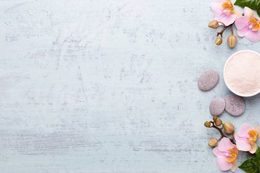 Spa aromaterapi arka planı, basit orkide çiçekleriyle süslenmiş çeşitli güzellik ürünleri..