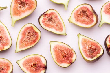 Beyaz arka planda izole edilmiş incir meyveleri. Üst Manzara. Düz yatıyordu.