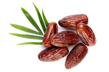 Kuru tarihler beyaz arkaplanda izole edilmiş. Üst Manzara. Düz uzanma deseni.