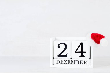 Noel tebrik kartı. Gri arka planda şenlik dekorasyonu. Yeni yıl konsepti. Uzayı kopyala Düz yatıyordu. Üst görünüm.