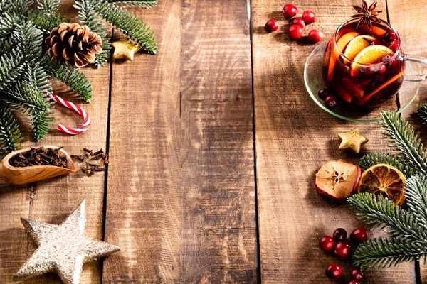 Vino Caliente Navidad Con Especias Una Mesa Rústica Madera —  Fotos de Stock