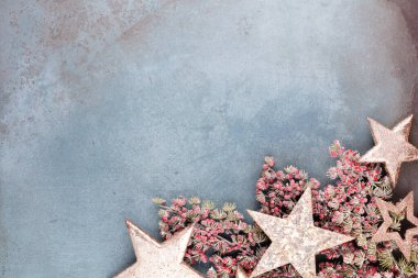 Noel kompozisyonu köknar ağacı dalları, mavi arka planda altın göğüs..