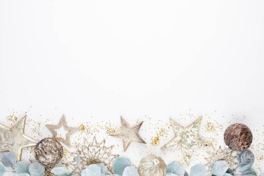 Noel kompozisyonu. Beyaz arka plandaki dekorasyonlar. Noel, kış, yeni yıl konsepti. Düz konum, üst görünüm, kopyalama alanı