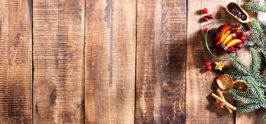 Noel şarabı ve baharatlar ahşap bir kırsal masada..