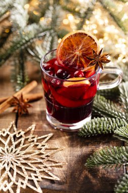 Noel şarabı ve baharatlar ahşap bir kırsal masada..