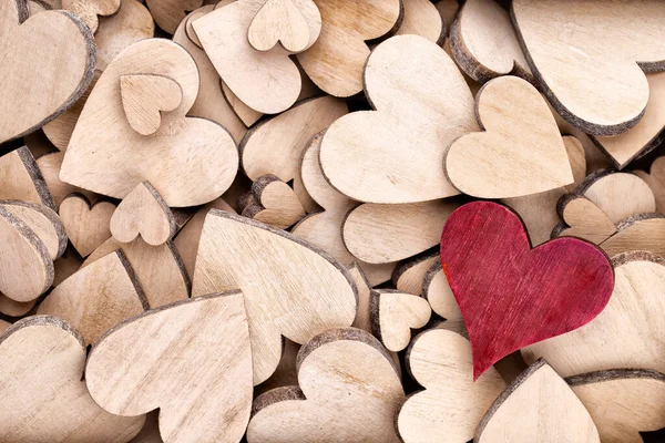 Modello Cuori Legno Cuore Rosso Sullo Sfondo Del Cuore Legno — Foto Stock