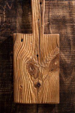 Eski bir rustik masa üzerindeki kesme tahtasını boşalt