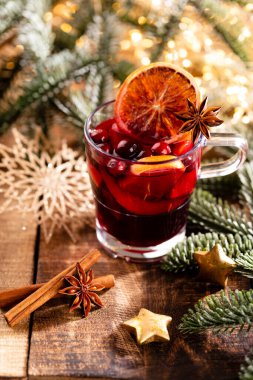 Noel şarabı ve baharatlar ahşap bir kırsal masada..