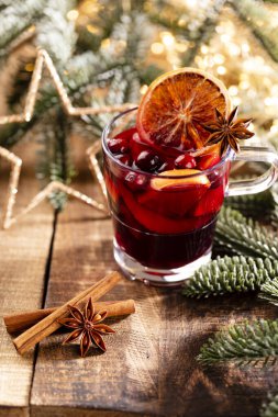 Noel şarabı ve baharatlar ahşap bir kırsal masada..