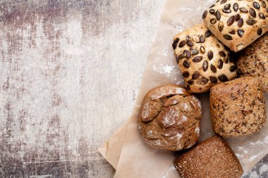 Koyu gri mutfak masasında taze pişmiş ekmek..