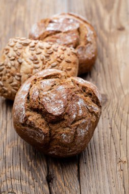 Ekmek arkaplan, üst görünüm, siyah ve çavdar somunları.