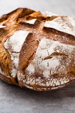 Koyu gri mutfak masasında taze pişmiş ekmek..