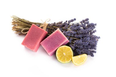 Lavanta ve turuncu doğal kozmetik ürünleri, beyaz arka planda ev yapımı spa için limon..