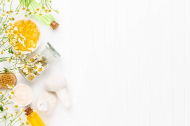 Doğal kozmetik ürünleri ve açık arkaplanda papatya çiçekleri ile kompozisyon aroması.