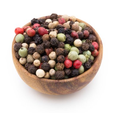 Beyaz arka planda kaşıkta biber tohumu.