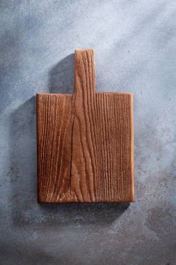 Eski bir rustik masa üzerindeki kesme tahtasını boşalt