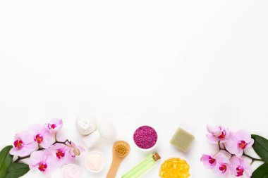 Spa aromaterapi kozmetik ürünler konsepti, orkide, bir metin için bir arkaplan, düz uzanma, yukarıdan görünüm.