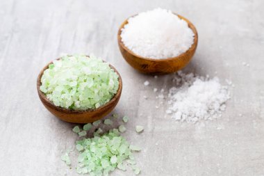 Doğal deniz tuzlu spa seti. Salon tedavisi daveti için spa konsepti veya şablonu. 