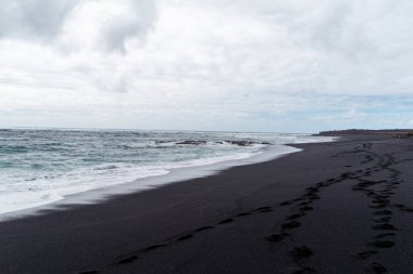 Lanzarote adasında güzel bir sahil. Etrafı volkanik dağlar, Atlantik Okyanusu ve harika plajlarla çevrili kumsal. Lanzarote. Kanarya Adaları 