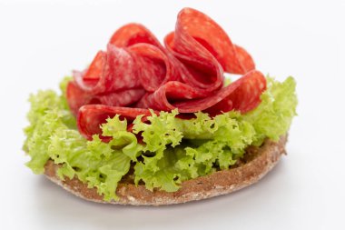 Beyaz arka planda salamlı sandviç..