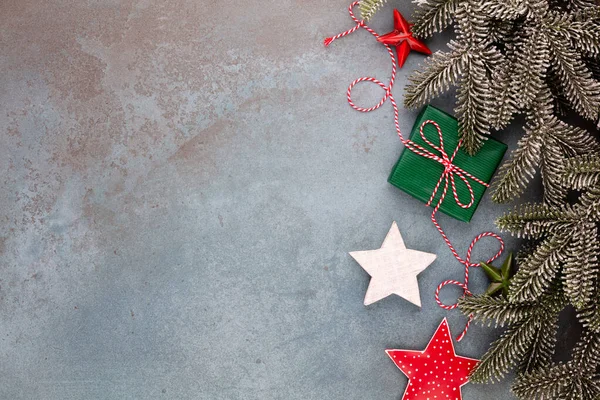 圣诞构图冷杉树枝 蓝色背景的星光装饰 — 图库照片
