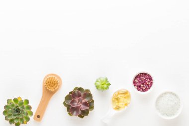 Metin için alanı olan bir spa arkaplanı. Spa tebrik kartı demek. Aromaterapi teması, el yapımı biyokozmetik. Düz yatıyordu.