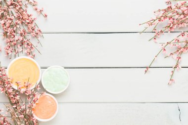 Metin için alanı olan bir spa arkaplanı. Spa tebrik kartı demek. aromaterapi teması, el yapımı kozmetik.