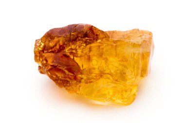 Kahverengi karamelli şeker küpü beyaz zemin üzerinde izole.