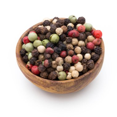 Beyaz arka planda kaşıkta biber tohumu.