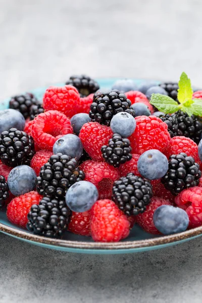 Fresh Berries Salad Plate Wooden Background Flat Lay Top View — Stock Photo, Image