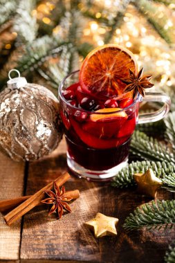 Noel şarabı ve baharatlar ahşap bir kırsal masada..