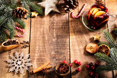 Noel şarabı ve baharatlar ahşap bir kırsal masada..