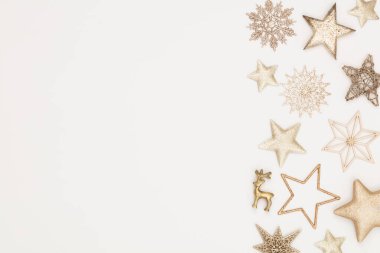 Beyaz ahşap masanın üzerinde Noel arkaplanı.