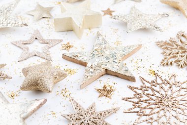 Noel kompozisyonu. Beyaz arka plandaki dekorasyonlar. Noel, kış, yeni yıl konsepti. Düz konum, üst görünüm, kopyalama alanı