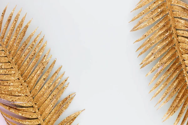 Złoty Liść Palmy Niebieskim Tle Liść Palmowy Płaskie Układanie Widok — Zdjęcie stockowe