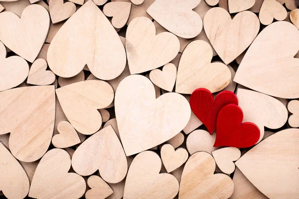Dřevěné Srdce Jedno Červené Srdce Dřevěném Pozadí Srdce — Stock fotografie
