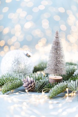 Ağaçlı ve bulanık ışıklı Noel ladini.