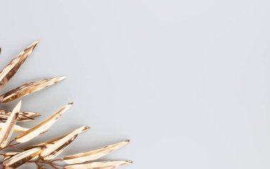  Mavi arka planda altın palmiye yaprağı. Palmiye yaprağı, düz ve üst görünüm.